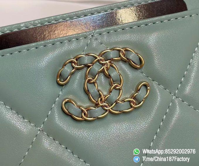 187 Factory Bags Chanel 19 Card Holder Aqua Green Shiny Lambskin Gold Tone Metal 09