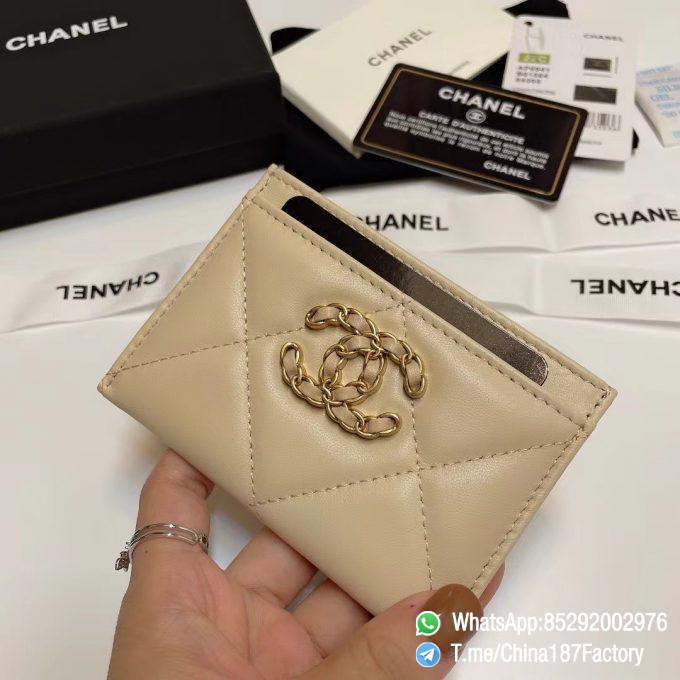 187 Factory Bags Chanel 19 Card Holder Beige Shiny Lambskin Gold Tone Metal 02