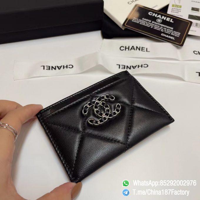 187 Factory Bags Chanel 19 Card Holder Black Shiny Lambskin Silver Tone Metal 04