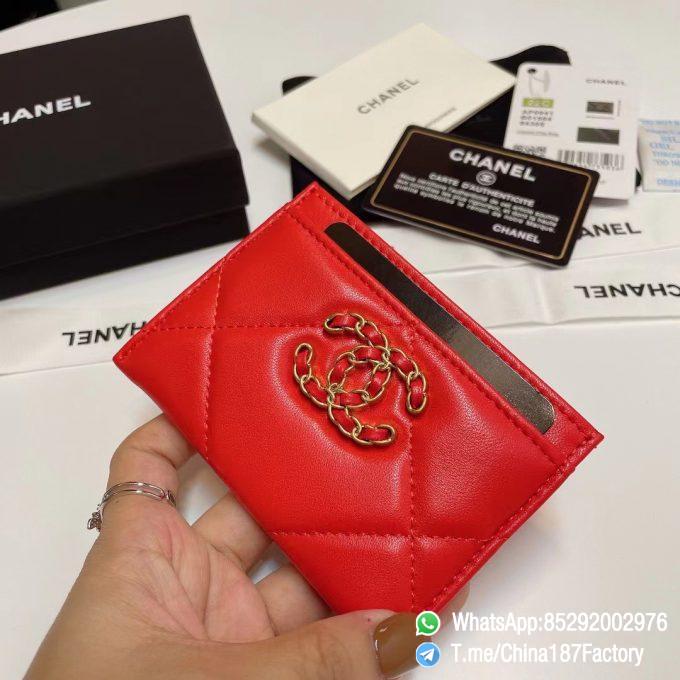 187 Factory Bags Chanel 19 Card Holder Bright Red Shiny Lambskin Gold Tone Metal 02