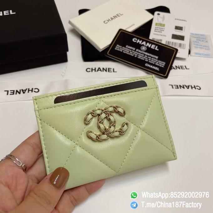 187 Factory Bags Chanel 19 Card Holder Cute Green Shiny Lambskin Gold Tone Metal 01