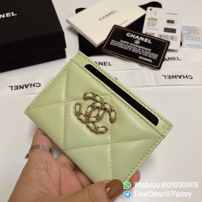 187 Factory Bags Chanel 19 Card Holder Cute Green Shiny Lambskin Gold Tone Metal 02