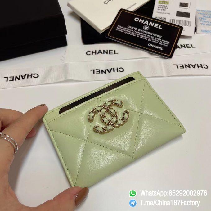 187 Factory Bags Chanel 19 Card Holder Cute Green Shiny Lambskin Gold Tone Metal 04