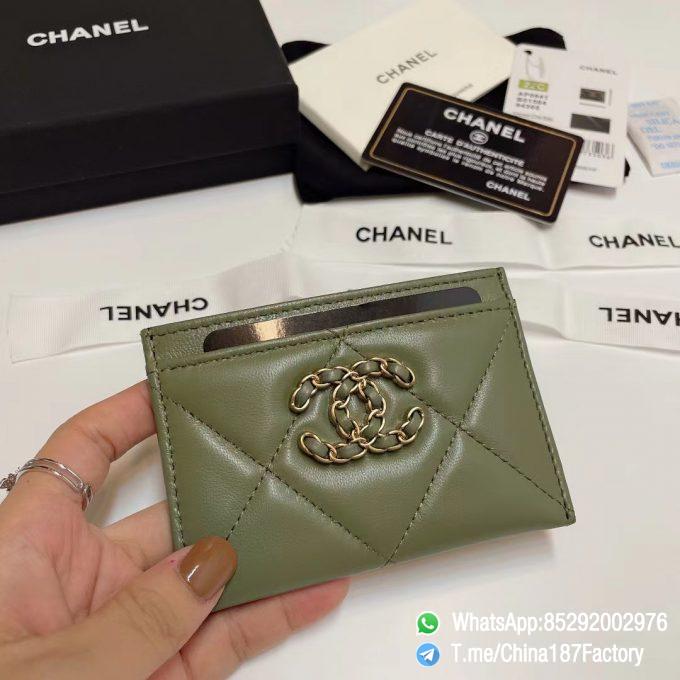 187 Factory Bags Chanel 19 Card Holder Meadow Green Shiny Lambskin Gold Tone Metal 01