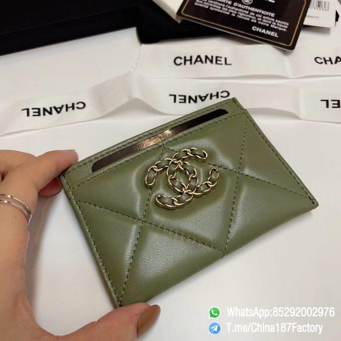 187 Factory Bags Chanel 19 Card Holder Meadow Green Shiny Lambskin Gold Tone Metal 03