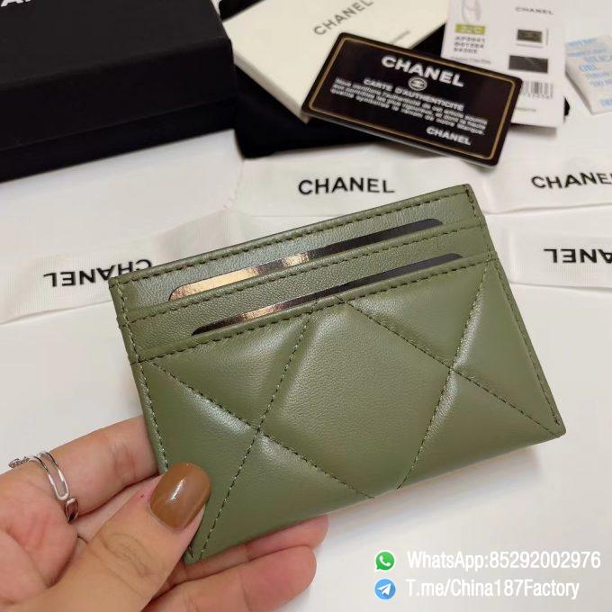 187 Factory Bags Chanel 19 Card Holder Meadow Green Shiny Lambskin Gold Tone Metal 04