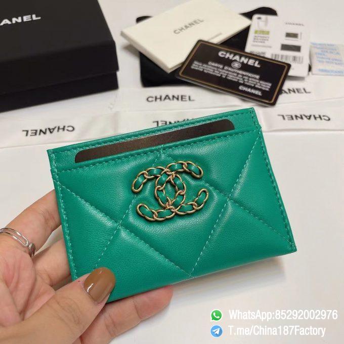 187 Factory Bags Chanel 19 Card Holder Mint Green Shiny Lambskin Gold Tone Metal 01