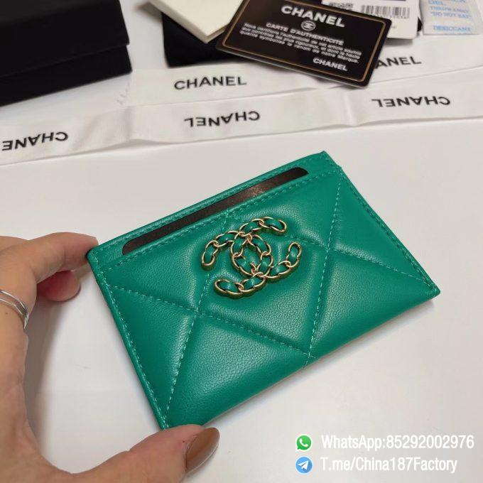 187 Factory Bags Chanel 19 Card Holder Mint Green Shiny Lambskin Gold Tone Metal 03