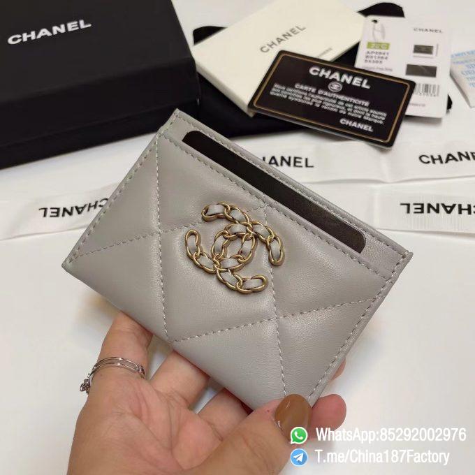 187 Factory Bags Chanel 19 Card Holder Pearl Grey Shiny Lambskin Gold Tone Metal 02