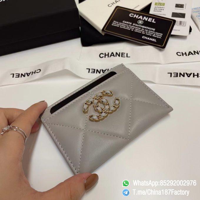 187 Factory Bags Chanel 19 Card Holder Pearl Grey Shiny Lambskin Gold Tone Metal 04