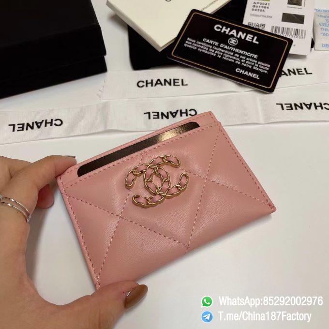 187 Factory Bags Chanel 19 Card Holder Pink Shiny Lambskin Gold Tone Metal 04