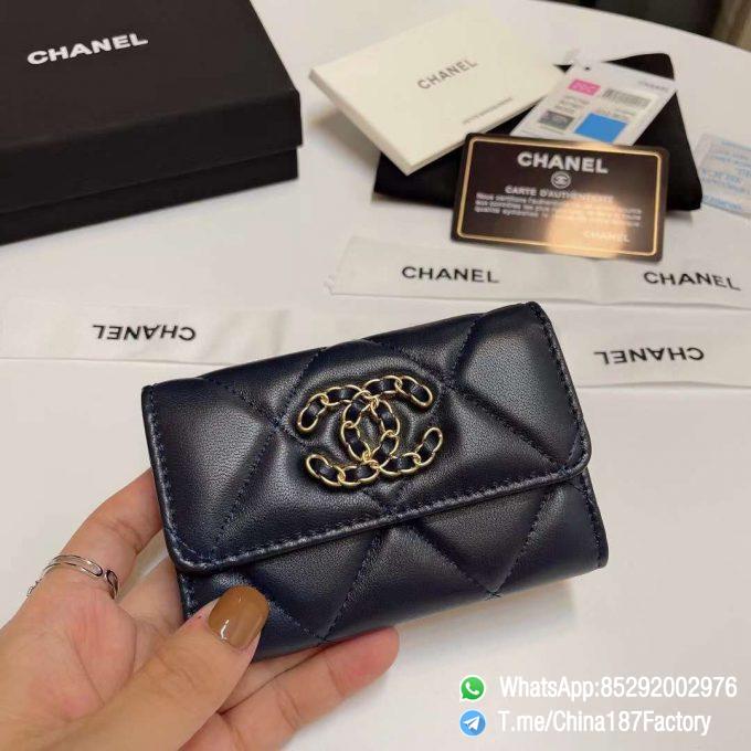 187 Factory Bags Chanel 19 Flap Card Holder Abysse Blue Shiny Lambskin Gold Tone Metal 01