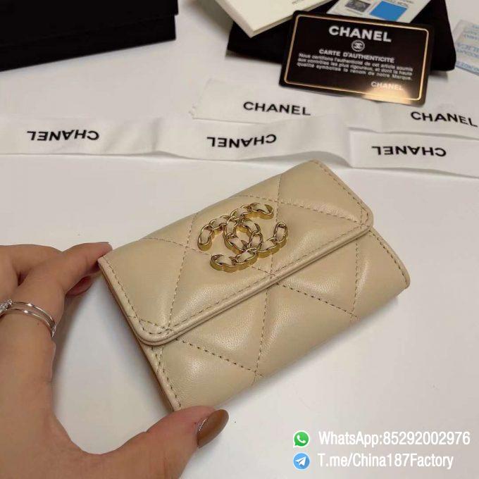 187 Factory Bags Chanel 19 Flap Card Holder Beige Shiny Lambskin Gold Tone Metal 04