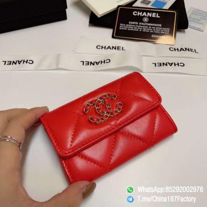 187 Factory Bags Chanel 19 Flap Card Holder Bright Red Shiny Lambskin Gold Tone Metal 04