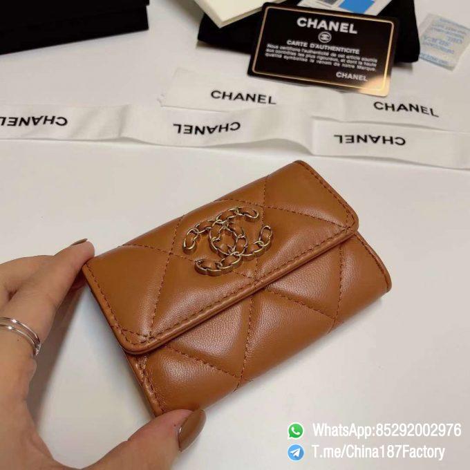 187 Factory Bags Chanel 19 Flap Card Holder Brown Shiny Lambskin Gold Tone Metal 04