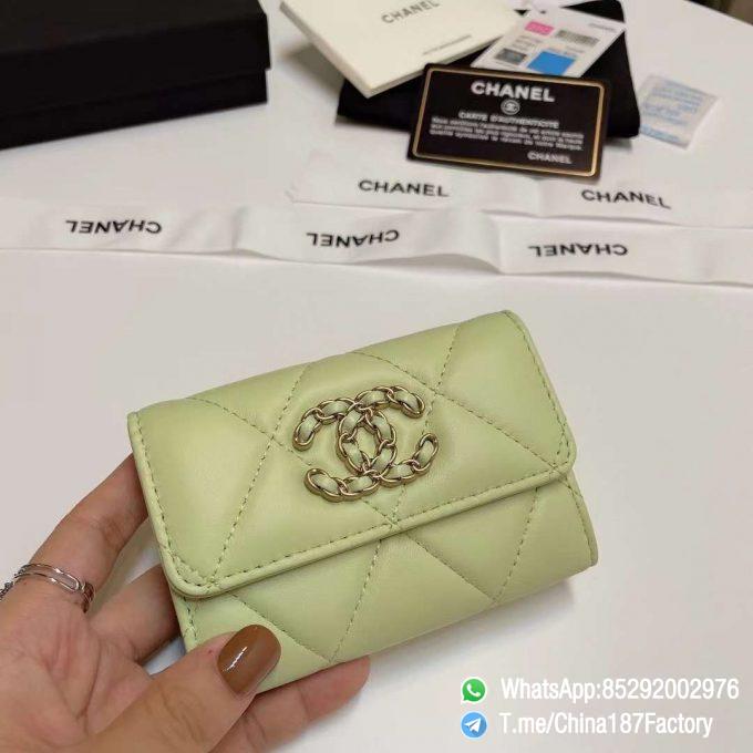 187 Factory Bags Chanel 19 Flap Card Holder Cute Green Shiny Lambskin Gold Tone Metal 01