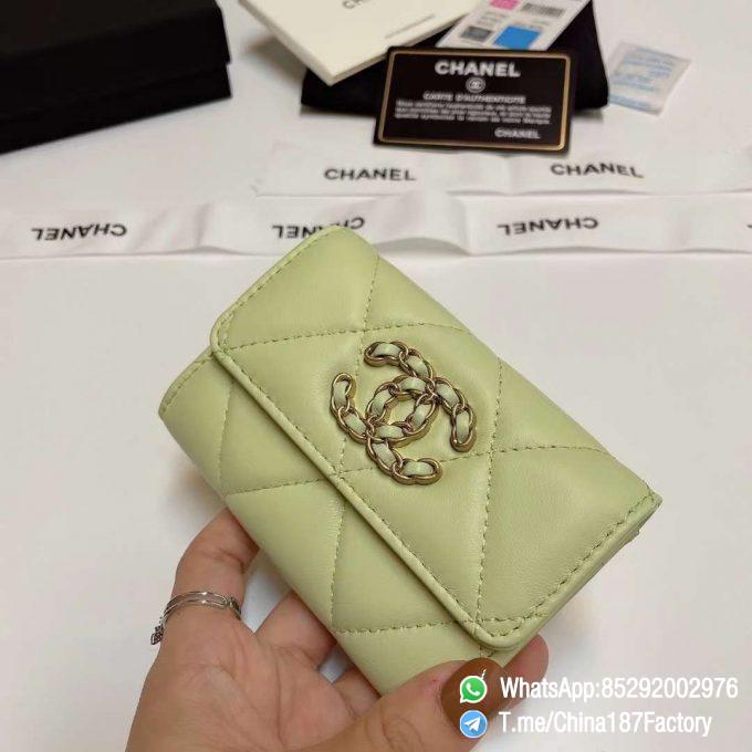 187 Factory Bags Chanel 19 Flap Card Holder Cute Green Shiny Lambskin Gold Tone Metal 02