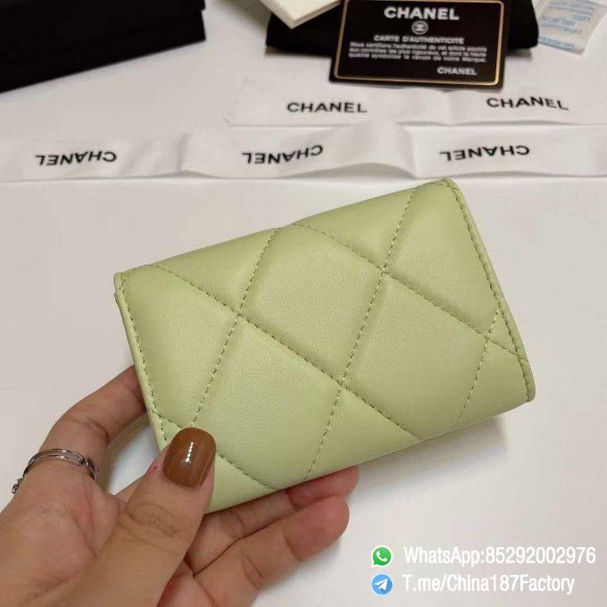 187 Factory Bags Chanel 19 Flap Card Holder Cute Green Shiny Lambskin Gold Tone Metal 03