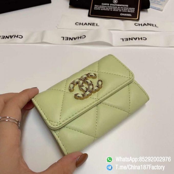 187 Factory Bags Chanel 19 Flap Card Holder Cute Green Shiny Lambskin Gold Tone Metal 04