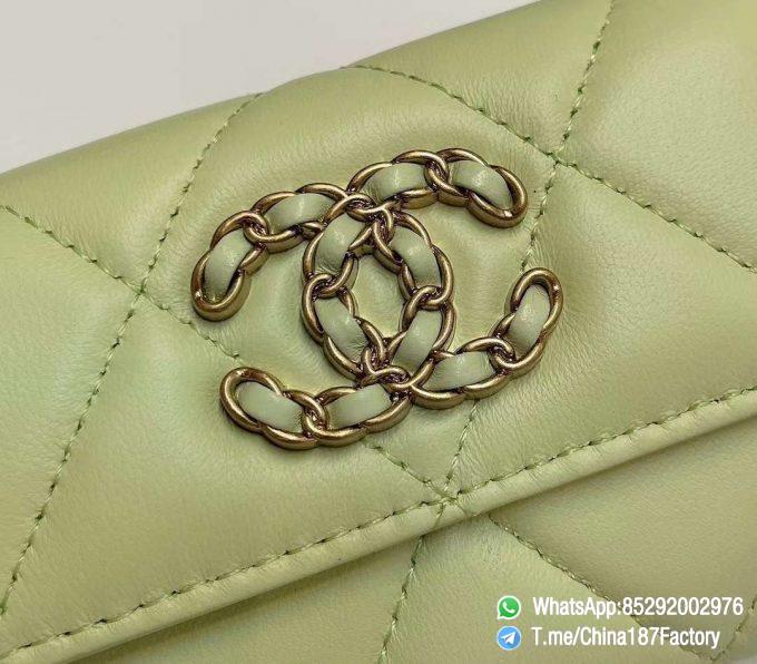 187 Factory Bags Chanel 19 Flap Card Holder Cute Green Shiny Lambskin Gold Tone Metal 09