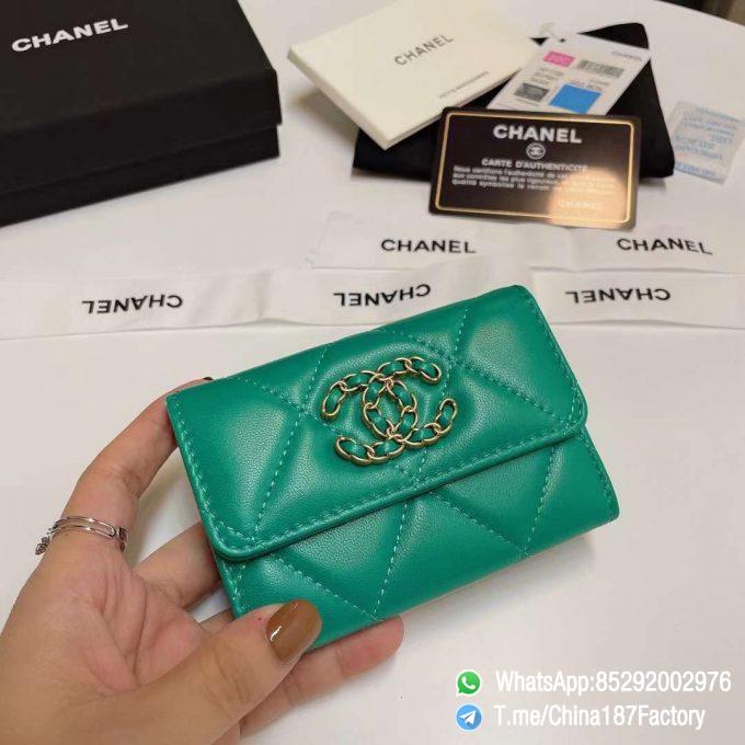 187 Factory Bags Chanel 19 Flap Card Holder Mint Green Shiny Lambskin Gold Tone Metal 01