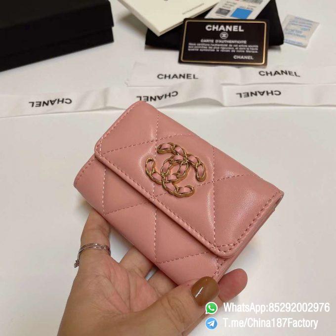 187 Factory Bags Chanel 19 Flap Card Holder Pink Shiny Lambskin Gold Tone Metal 02