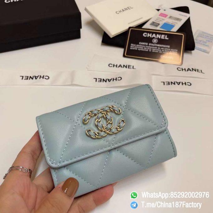 187 Factory Bags Chanel 19 Flap Card Holder Sky Blue Shiny Lambskin Gold Tone Metal 01