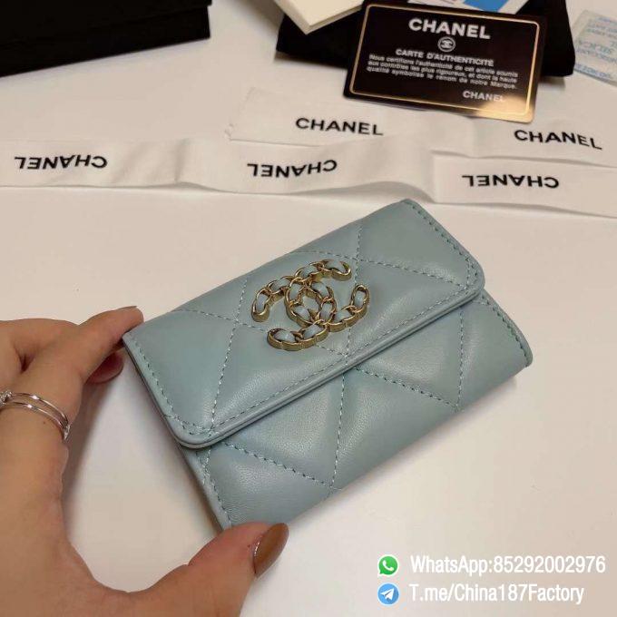 187 Factory Bags Chanel 19 Flap Card Holder Sky Blue Shiny Lambskin Gold Tone Metal 04