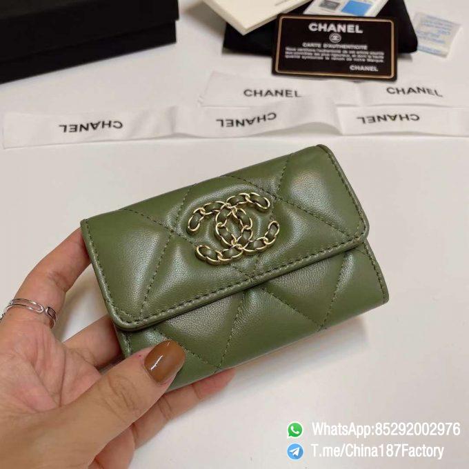 187 Factory Chanel 19 Flap Card Holder Meadow Green Shiny Lambskin Gold Tone 01