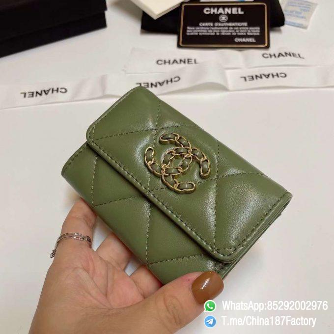 187 Factory Chanel 19 Flap Card Holder Meadow Green Shiny Lambskin Gold Tone 02