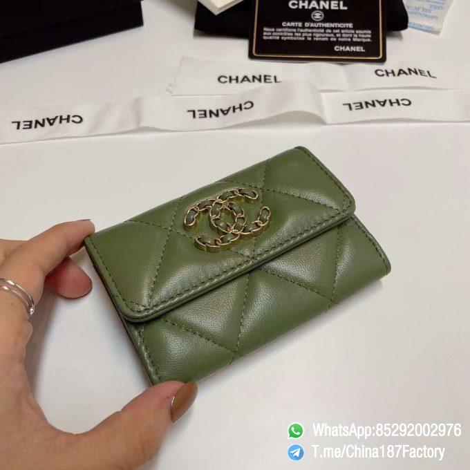 187 Factory Chanel 19 Flap Card Holder Meadow Green Shiny Lambskin Gold Tone 04