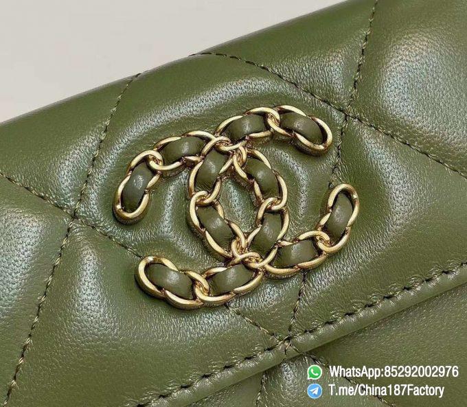 187 Factory Chanel 19 Flap Card Holder Meadow Green Shiny Lambskin Gold Tone 09